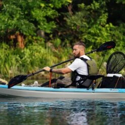 Poseidon Angler Fishing Kayak Paddle - 240cm|-|Pagaie De Kayak De Pêche Poseidon Angler - 240cm -Pelican Store PLS PS1982 7E 7ELifestyle4 20Black 6c973273 7891 4942 a179 cf0643179ba1